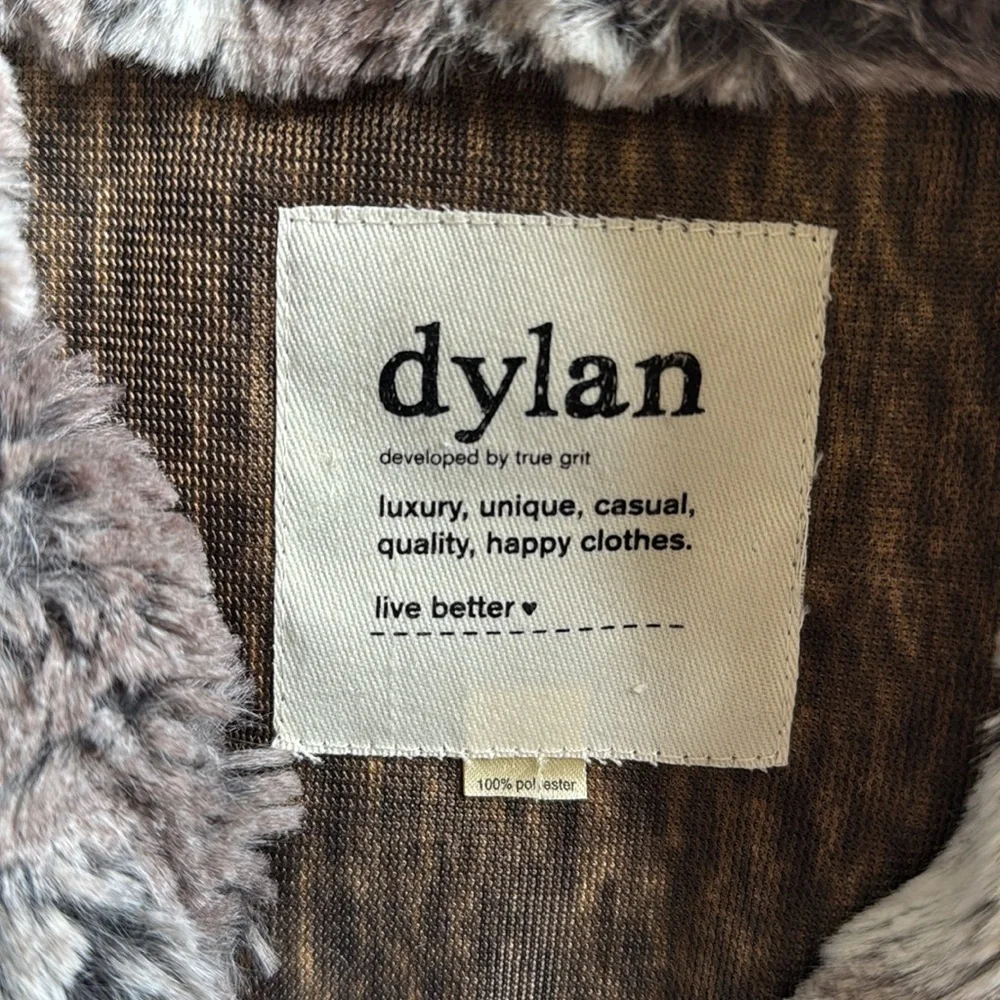 Elegant Faux Fur Jacket in Gray and White - Picture 2 of 3